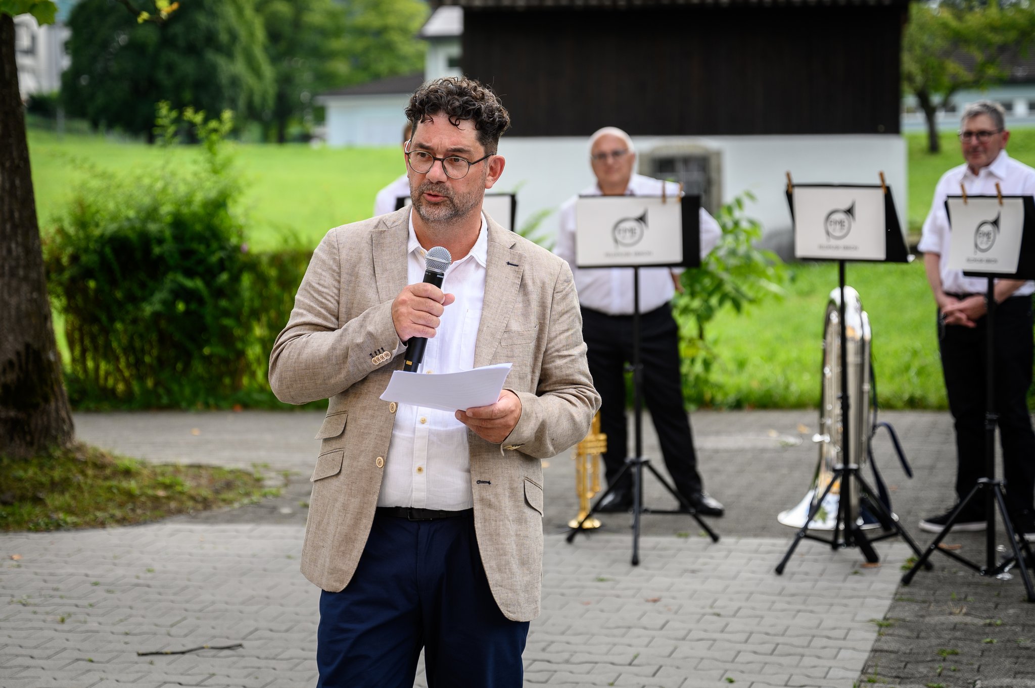 Einwohnerratspräsident Alex Fischer spricht nach der Session zur Bevölkerung.