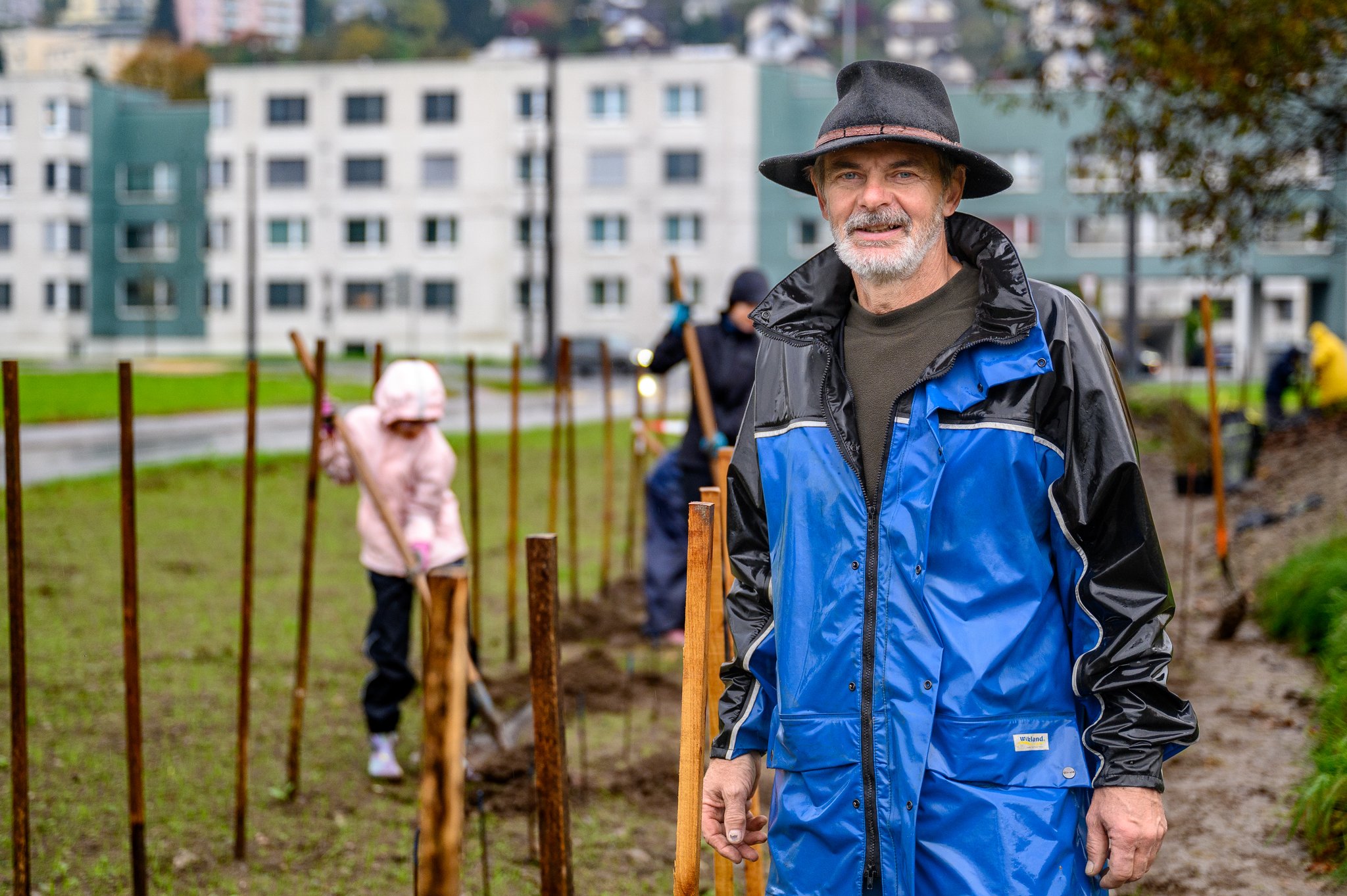 Der Naturschutzbeauftragte Martin Buchs freut sich über die Motivation und das Interesse der 4. Primarklassen