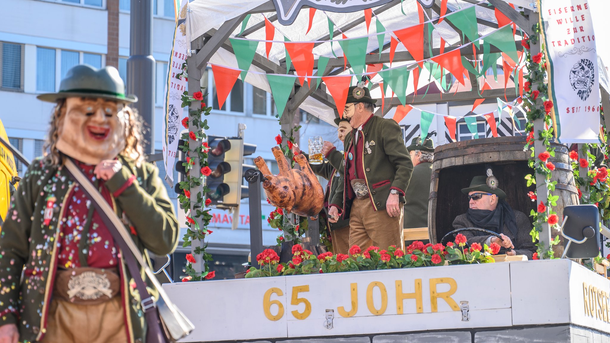 Rotsee-Husaren, Äbiker Guggemusig seit 65 Jahren, heuer mit Spanferkel.