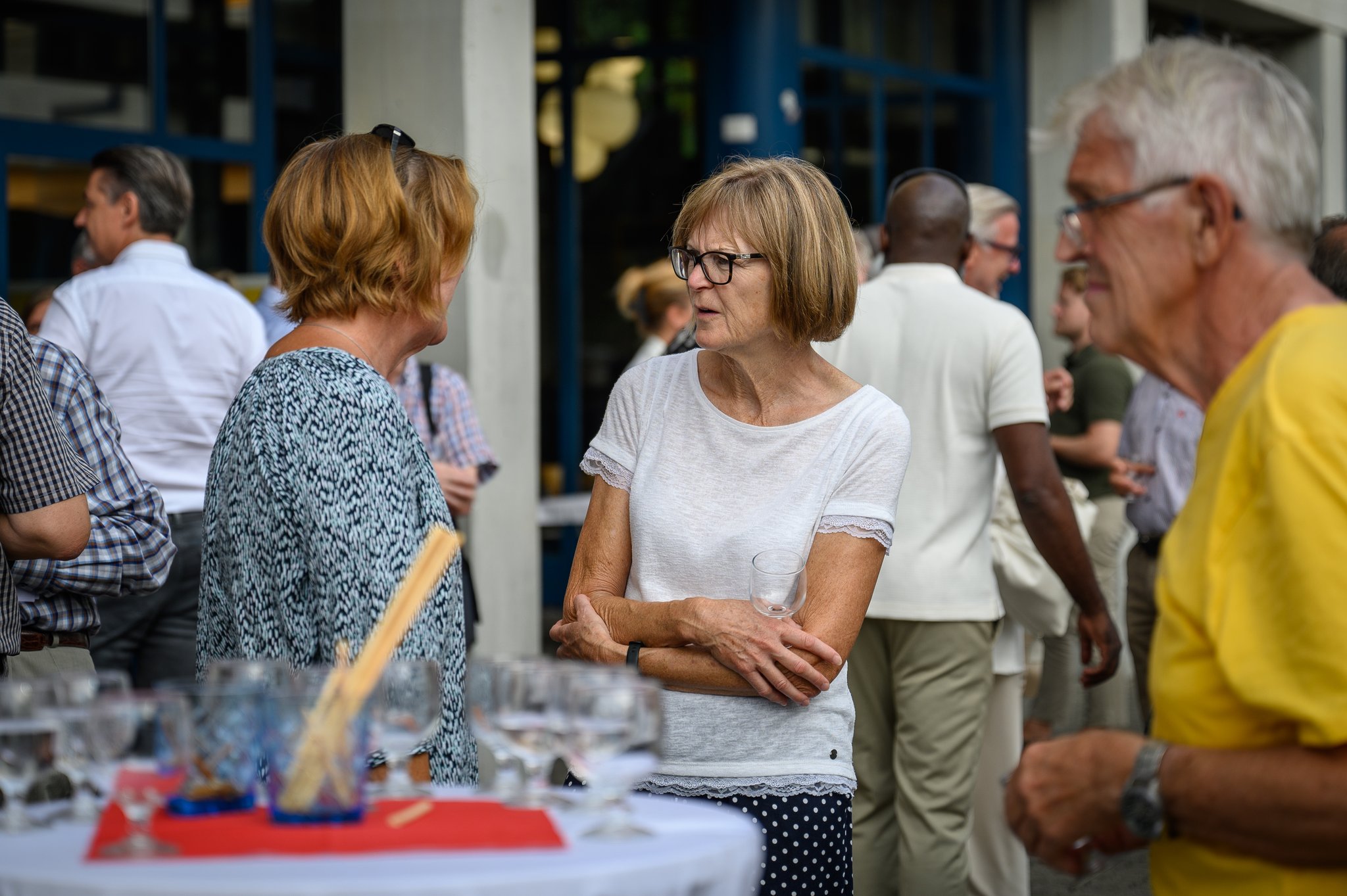 Am Apéro wurde diskutiert, politisiert und vor allem der historische Tag gefeiert.